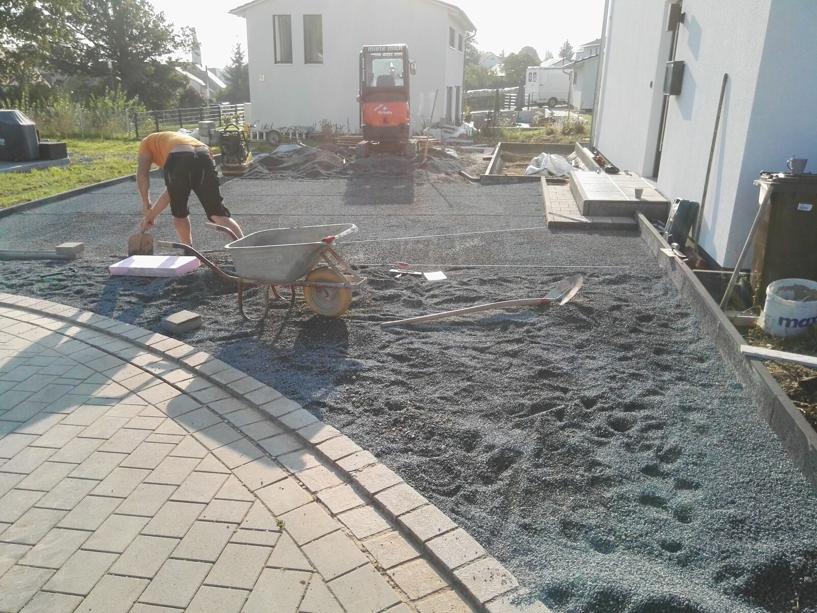 Pflasterarbeiten auf einer Baustelle von Petersen Bau