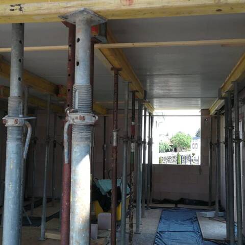 Baustelle mit Deckenschalung im Rohbau