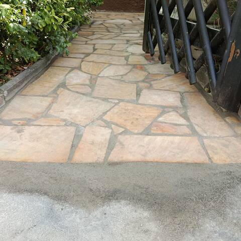 Gartenweg aus polygonalen Natursteinplatten