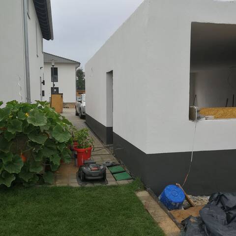 Frisch verputzte Fassade nach der Sanierung