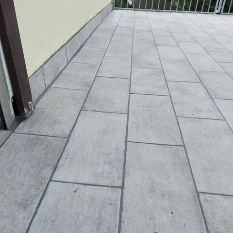 Fertig verlegte Terrassenplatten am Haus