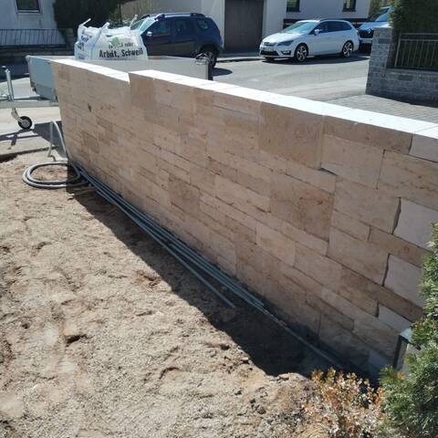 Neue Natursteinmauer aus Sandstein