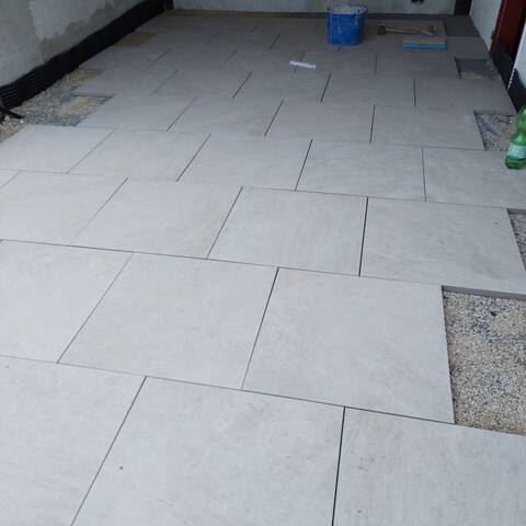 Terrasse mit großformatigen Feinsteinzeugplatten