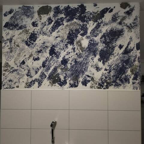 Wand mit frisch aufgetragenem Baumwollputz